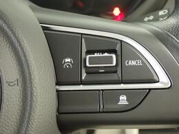 先行車との車間距離を保ちながら加速・減速してくれる「アダプティブクルーズコントロール」を装備しています。ロングドライブに最適ですね！