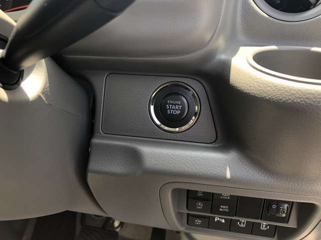 プッシュスタート！ブレーキペダルを踏んでエンジンスイッチを押すだけで、エンジンの始動が可能です。また、携帯リモコンの操作で施錠・解錠ができる電波式キーレスエントリーも装備。