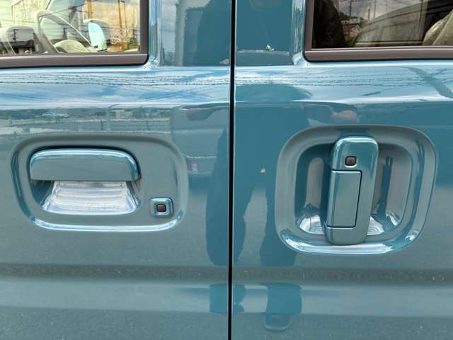 携帯リモコンを身につけていれば、ドアの施錠・解錠はリクエストスイッチを押すだけで開閉できます☆またドアを半ドアの位置まで軽く閉めれば、自動的に最後まで閉めてくれるスライドドアクローザー付き☆