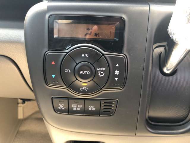 フルオートエアコン［エアフィルター付］設定した温度に合わせて風量や吹き出し口を自動的にコントロールし、快適な室内環境をキープします。