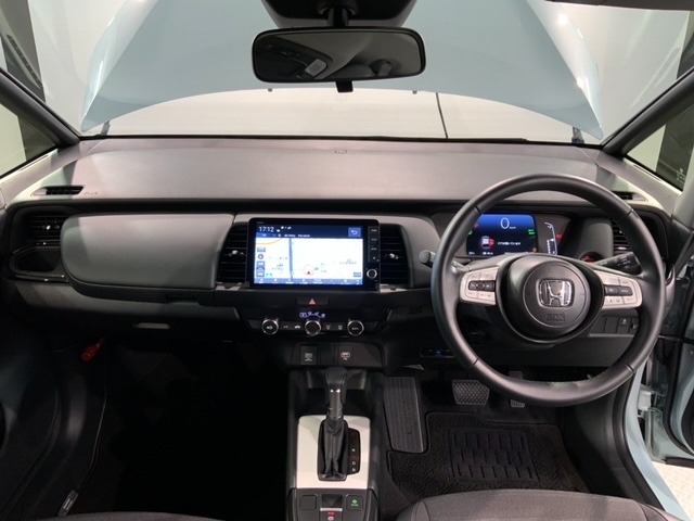 使いやすいレイアウトのダッシュボード周辺です。オートエアコンや小物入れなど嬉しい装備が満載です。