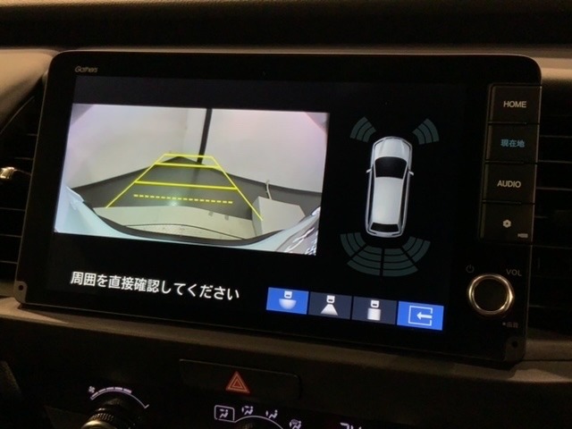 リバースギアに入れるだけで後方の表示へ切り替わります。夜間や雨の日の駐車も楽になりますよ。