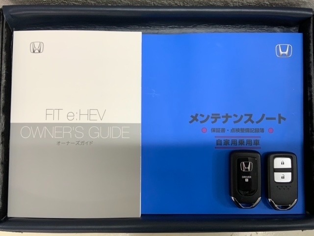 スマートキーは鍵をバッグに入れたままでもドアロックの開閉やエンジンのON・OFFができます。夜間や雨の日も鍵を探さなくて良いので便利です。