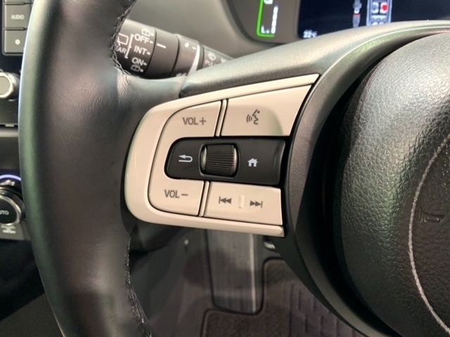 ステアリングにオーディオ操作スイッチが付いています。オーディオ画面に直接タッチしなくても操作が出来ますので、運転に集中できます。