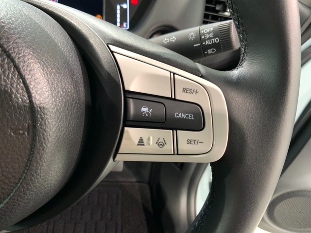 クルーズコントロールを装備しています。高速道路などで一定の速度で走ってくれるので運転が楽ですよ！速度を設定できますので、スピードの出しすぎにも注意できます。