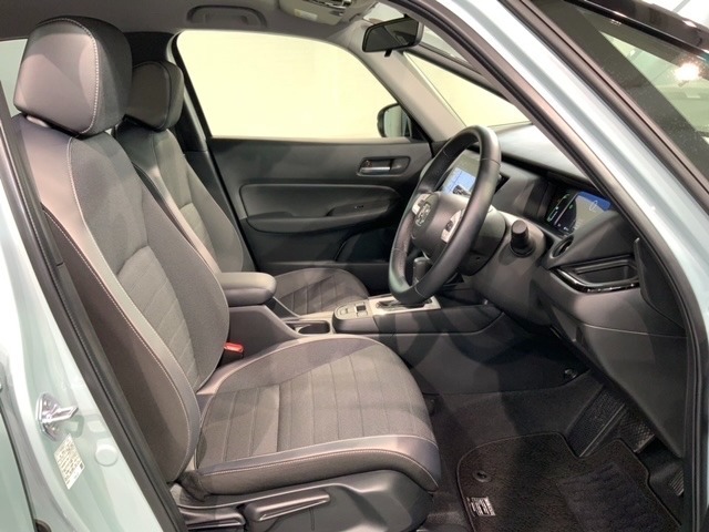 程よい硬さとホールド性が高くロングドライブも疲れにくいシートです。