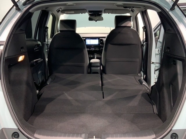 リア席を倒せば広々とした空間の出来上がり！床が低くフラットになり、天井までの高さがありますので積載が便利です。