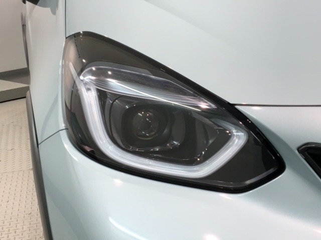 LEDヘッドライトは、点灯の瞬間から最大光量を発揮し、突然暗くなるトンネルなどでの安定感を高めます。