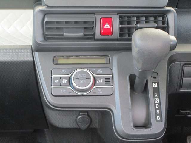 足元広々インパネシフト！運転席と助手席の移動も楽々！オートエアコンも完備！クラス感が違います♪