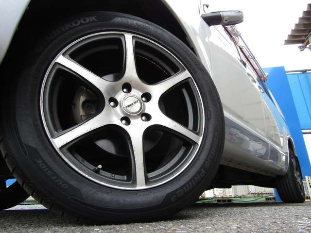 当社は自社工場にて整備を行いますので納車前の徹底的な整備により年式の古いお車でも安心してお乗り続けて頂くことができます。車検やオイル交換など軽整備まで当社サービススタッフになんでもお任せ下さい。