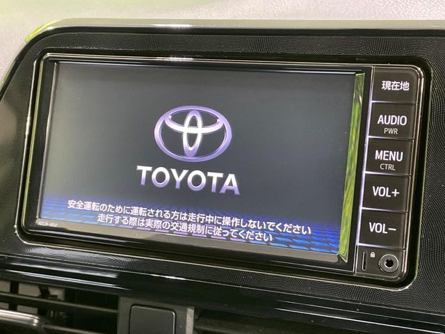 【純正ナビ】人気の純正ナビを装備しております。ナビの使いやすさはもちろん、オーディオ機能も充実！キャンプや旅行はもちろん、通勤や買い物など普段のドライブも楽しくなるはず♪