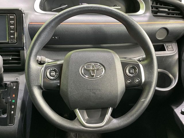 インテリアに合わせたデザインのステアリングは、運転される方のことも考え、運転しやすい形状、大きさです。是非一度、実際に触ってお確かめください。