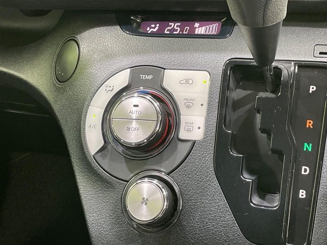【オートエアコン】一度お好みの温度に設定すれば、車内の温度を検知し風量や温度を自動で調整。暑い…寒い…と何度もスイッチ操作をする必要はありません。快適な車内空間には必須の機能ですね♪