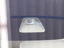 【スマートアシスト】走行中に前方の車両等を認識し、衝突しそうな時は警報とブレーキで衝突回避と被害軽減をアシスト。より安全にドライブをお楽しみいただけます。