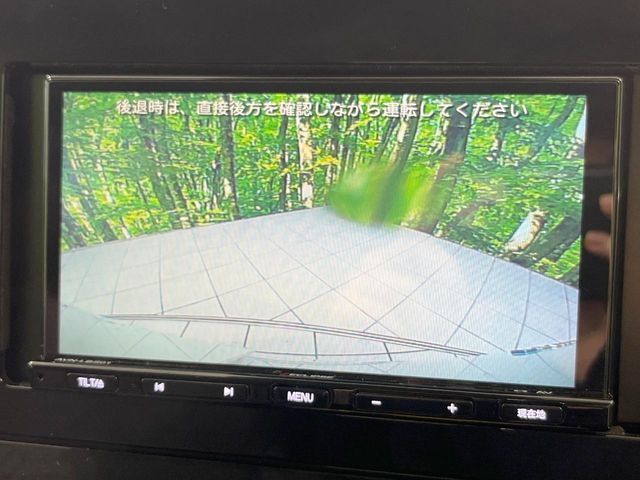 【バックカメラ】駐車時に後方がリアルタイム映像で確認できます。大型商業施設や立体駐車場での駐車時や、夜間のバック時に大活躍！運転スキルに関わらず、今や必須となった装備のひとつです！