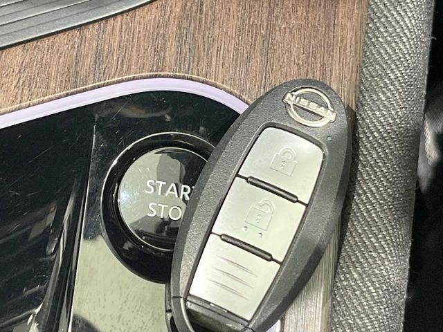 【インテリジェントキー】カバンやポケットに入れたままでもドアの施錠・解錠が可能なスマートキーを装備。エンジンのオン・オフ時もカギを取り出す必要が無いからとっても便利です♪