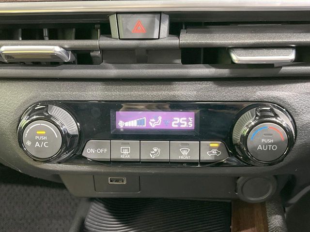 【オートエアコン】一度お好みの温度に設定すれば、車内の温度を検知し風量や温度を自動で調整。暑い…寒い…と何度もスイッチ操作をする必要はありません。快適な車内空間には必須の機能ですね♪