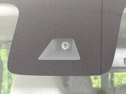 【エマージェンシーブレーキ】走行中に前方の車両等を認識し、衝突しそうな時は警報とブレーキで衝突回避と被害軽減をアシスト。より安全にドライブをお楽しみいただけます。