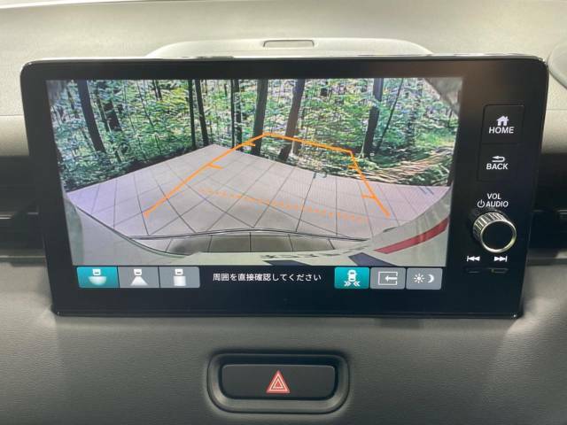 【バックカメラ】駐車時に後方がリアルタイム映像で確認できます。大型商業施設や立体駐車場での駐車時や、夜間のバック時に大活躍！運転スキルに関わらず、今や必須となった装備のひとつです！