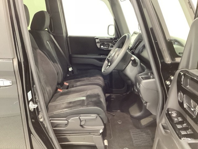 シートは厚めのクッションですのでゆったり座れますよ。