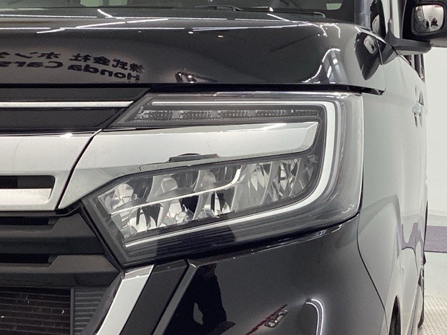 LEDヘッドライトは、点灯の瞬間から最大光量を発揮し、突然暗くなるトンネルなどでの安定感を高めます。