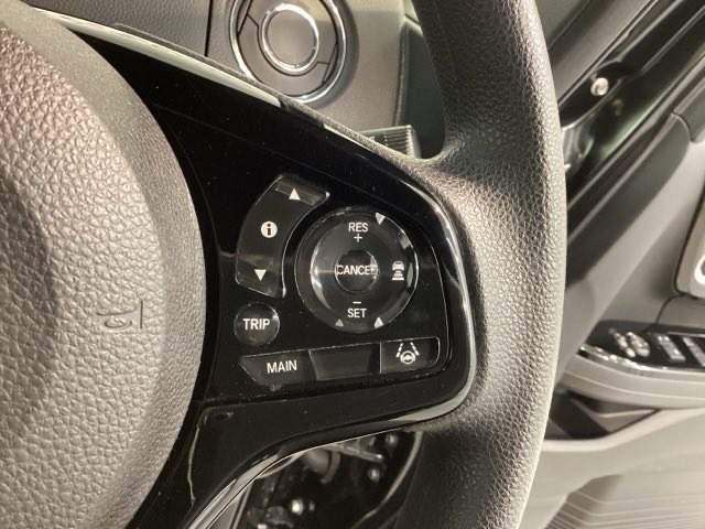 クルーズコントロールを装備しています。高速道路などで一定の速度で走ってくれるので運転が楽ですよ！速度を設定できますので、スピードの出しすぎにも注意できます。