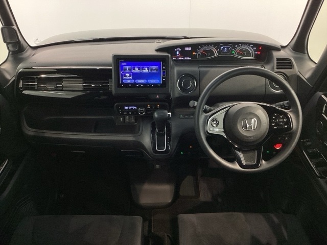 使いやすいレイアウトのダッシュボード周辺です。オートエアコンや小物入れなど嬉しい装備が満載です。