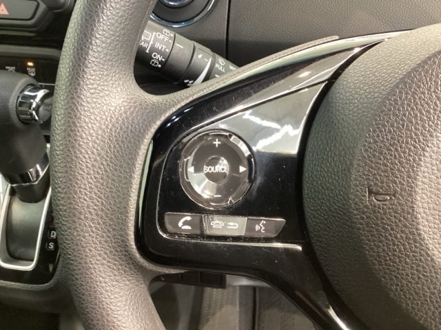 ステアリングにオーディオ操作スイッチが付いています。オーディオ画面に直接タッチしなくても操作が出来ますので、運転に集中できます。