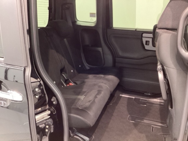 後席も余裕の広さ！ゆったりくつろげます！！