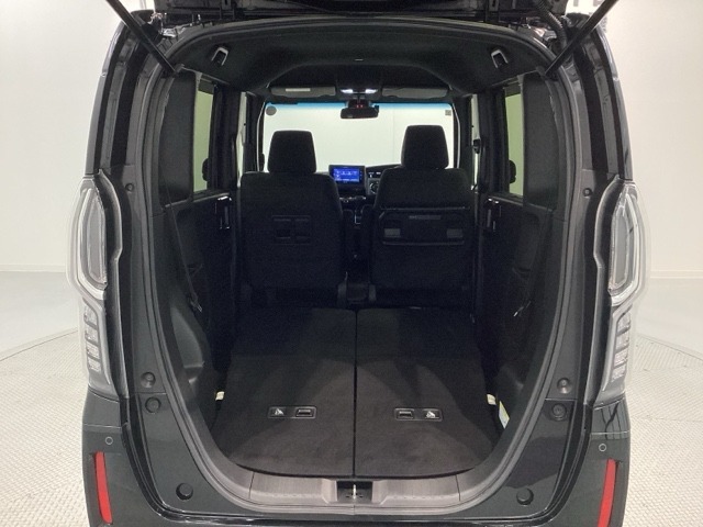 リアシートを倒すと、ラゲッジスペースを広くお使いいただけます！