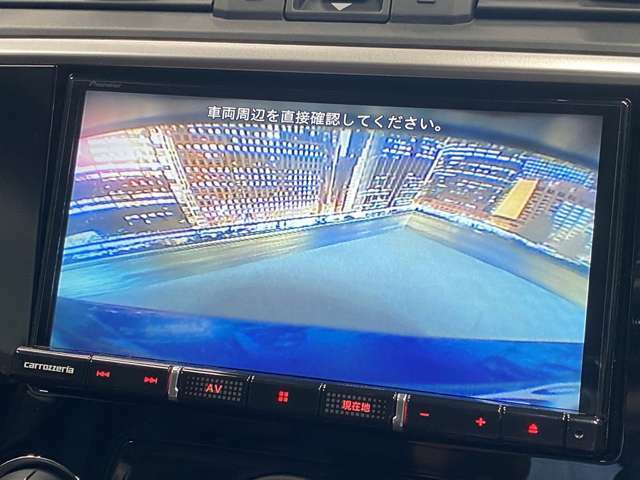 【バックカメラ】運転席から画面上で安全確認ができます。駐車が苦手な方にもオススメな便利機能です。