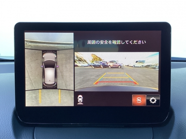 狭い場所での駐車やすれ違いなどでより的確な運転操作に役立つ360°ビューモニターが装備されています。