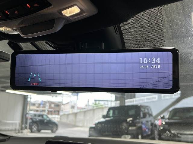 【デジタルインナーミラー】を搭載しております。ミラーにより後方確認ができますので、駐車の際などに役立ちます。