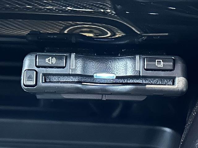 【ETC車載器】を装備しておりますので、ご納車直後からの遠距離ドライブも可能です。土日の利用料金の割引や、朝夕の通行料金を割引料金で高速道路をお楽しみいただけます。