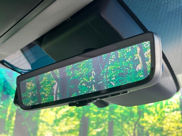【デジタルインナーミラー】後席の大きな荷物や同乗者で後方が確認しづらい時でも安心！カメラが撮影した車両後方の映像をルームミラー内に表示。クリアな視界で状況の確認が可能です！