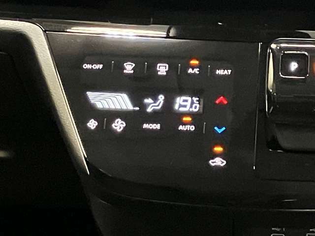 【オートエアコン】オートエアコンは操作性と視認性に優れたタッチパネル式でスマートフォンを触る感覚です。また凹凸が少なく、サッと拭くだけでお掃除ができます！