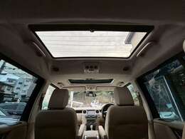 開放感のあるサンルーフ装備車です！