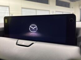 【12.3インチマツダコネクト】車内の雰囲気にマッチした大型ディスプレイ。スマホ接続でのナビ使用やBluetooth再生等、様々な機能が楽しめます。直感的なダイヤル操作が可能で、使い勝手も良好です。