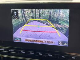 【バックカメラ】駐車時に後方がリアルタイム映像で確認できます。大型商業施設や立体駐車場での駐車時や、夜間のバック時に大活躍！運転スキルに関わらず、今や必須となった装備のひとつです！