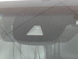 【トヨタセーフティセンス】走行中に前方の車両等を認識し、衝突しそうな時は警報とブレーキで衝突回避と被害軽減をアシスト。より安全にドライブをお楽しみいただけます。