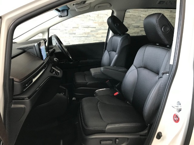 座り心地の良いシートが採用されています。運転席と助手席は、シートの位置や角度を 電動で細かく調整できます。