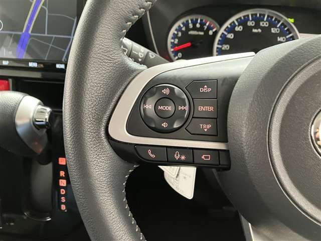 運転中、オーディオの操作をしてて、ハッとしたことはありませんか？ステアリングスイッチは、運転中でもハンドルでオーディオの操作が可能です。安全なドライブをサポートします。