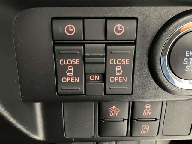 両側パワースライドドアです。両手が荷物でいっぱいの時、どちらからでもドアの開閉がラクラクです♪安全装置も付いているので、お子様の乗り降りも安心の便利機能です。