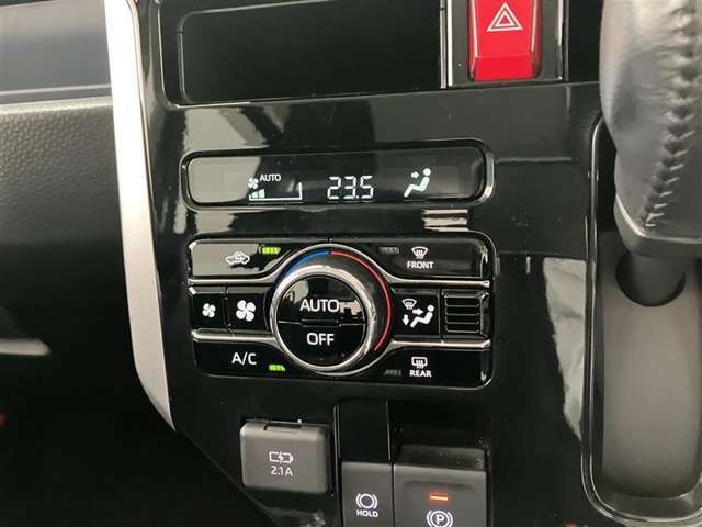 オートエアコンは温度を設定するだけで、自動で風量などを設定してくれます。運転しながら操作も必要ないので、安全性も向上します。