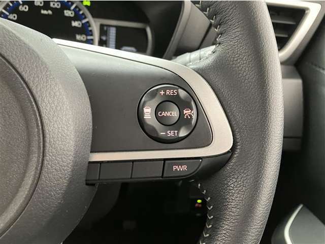 前方の車との車間を設定し、スピードを上げたり緩めたりを自動で行ってくれる追尾式の「レーダークルーズ」。上級装備の一つです！高級車にしかつかない嬉しい機能です。