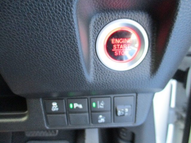 プッシュエンジンスタート/ストップスイッチ搭載★スマートキーを出さずに、ボタンを押してエンジン始動★