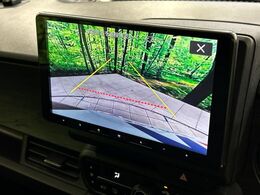【バックカメラ】駐車時に後方がリアルタイム映像で確認できます。大型商業施設や立体駐車場での駐車時や、夜間のバック時に大活躍！運転スキルに関わらず、今や必須となった装備のひとつです！