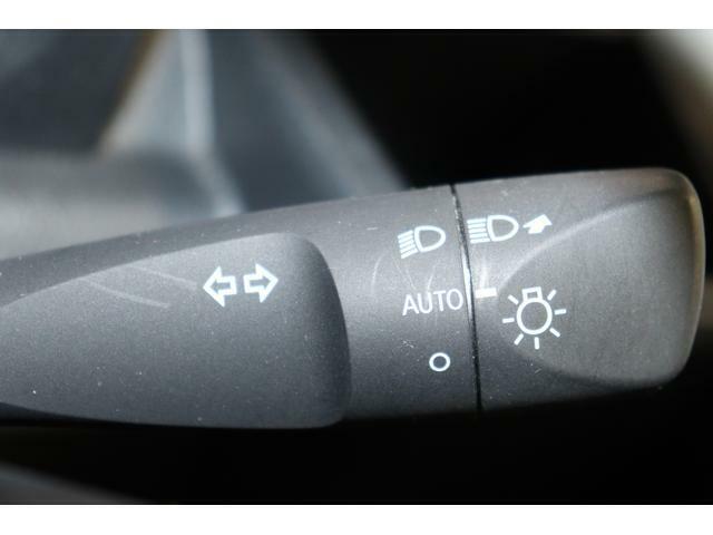 オートライト　周囲の明るさに応じて、ヘッドランプを自動的に点灯・消灯してくれるので、とても便利ですよ！
