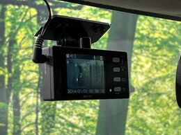 【ドライブレコーダー】安心・安全なカーライフに必須のドライブレコーダーを装備！走行中はもちろん、あおり運転や事故に遭遇した際の状況も映像で記録し、万一のリスクに備えます。