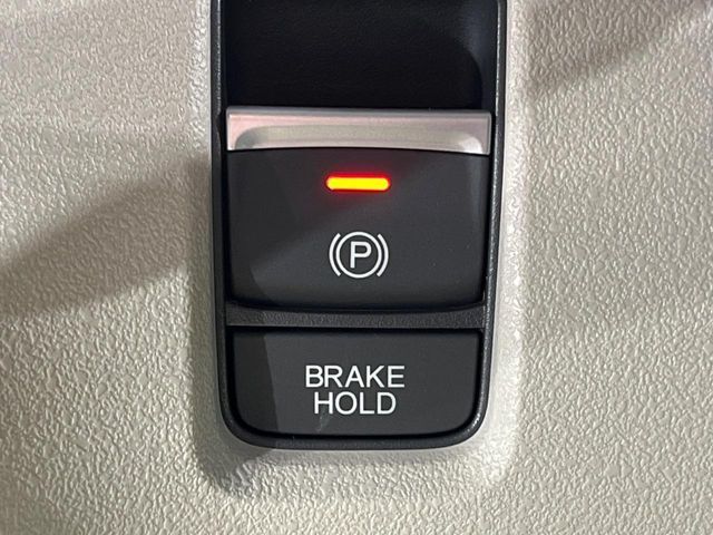 【オートブレーキホールド】信号待ちや渋滞で停車時にブレーキから足を離しても、停止状態を保持してくれます。前進するときはアクセルを踏めば自動で解除されるので安心